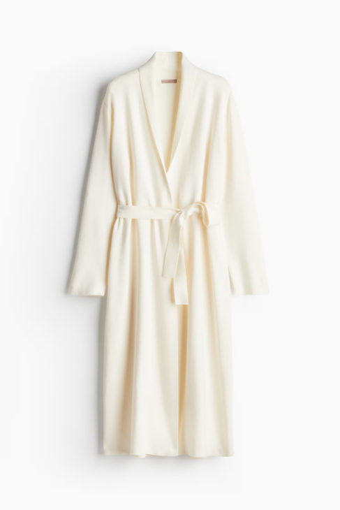 Tie-belt cardigan in soft neutral tone creating longer winter silhouettes